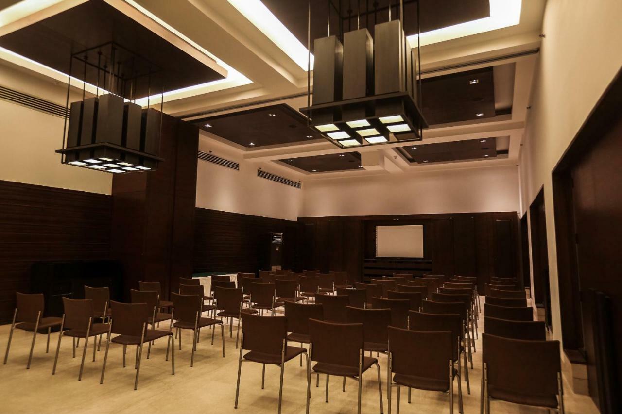 Trident Agra Agra (Uttar Pradesh) Exterior foto The interior of the main conference room