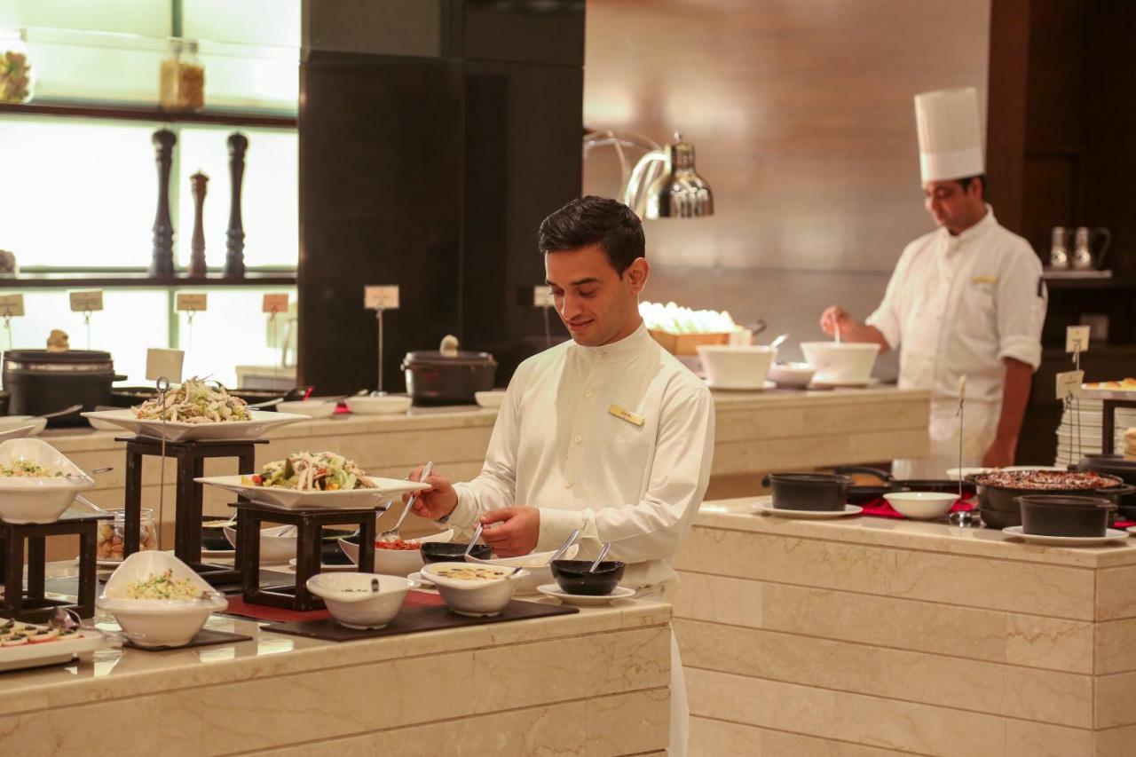 Trident Agra Agra (Uttar Pradesh) Exterior foto A chef at work