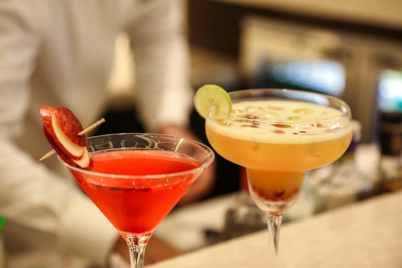Trident Agra Agra (Uttar Pradesh) Exterior foto A cosmopolitan (left) and a margarita (right)