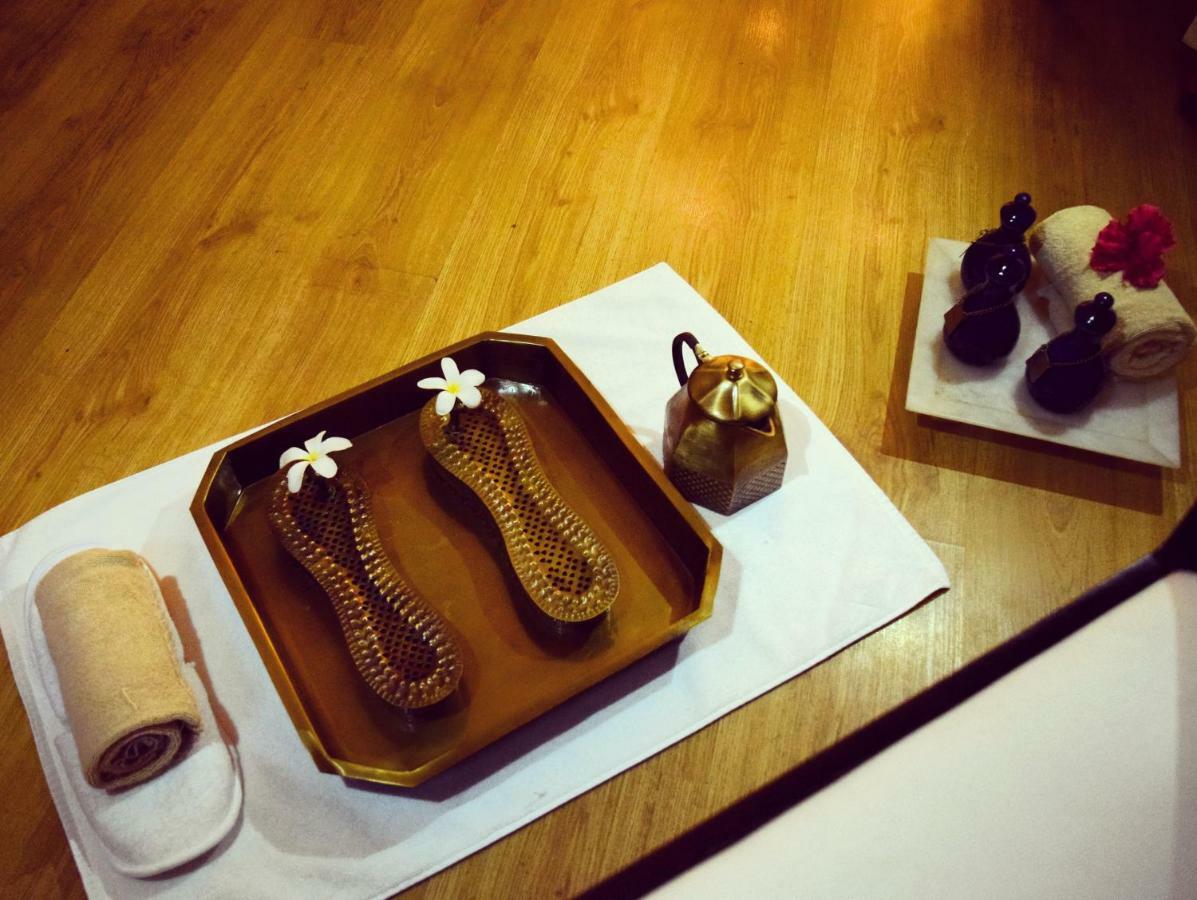 Trident Agra Agra (Uttar Pradesh) Exterior foto A set of traditional Korean massage tools