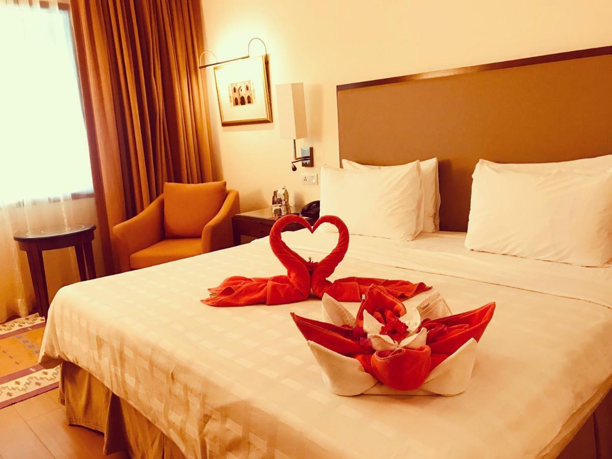 Trident Agra Agra (Uttar Pradesh) Exterior foto A bed with a heart-shaped towel
