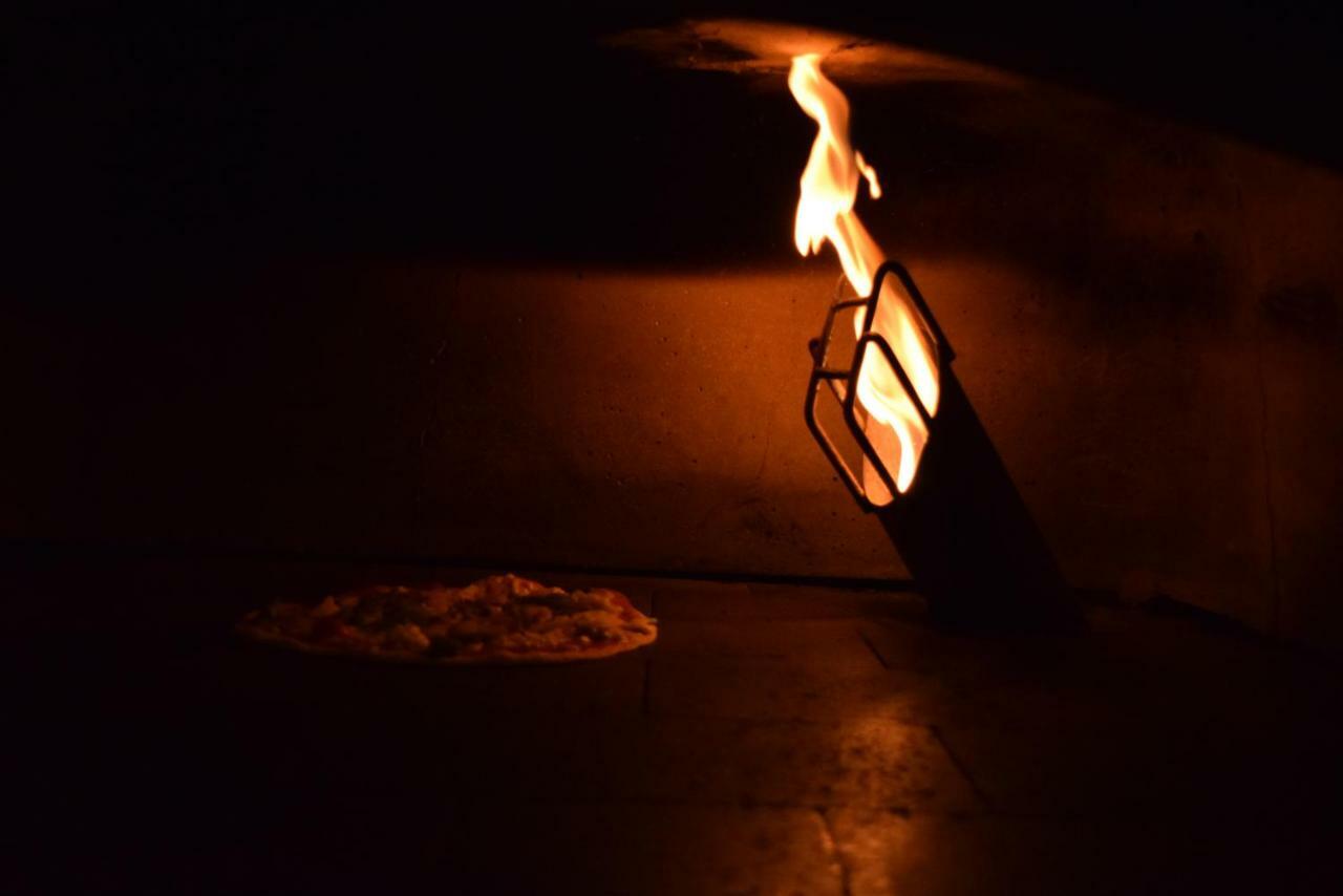 Trident Agra Agra (Uttar Pradesh) Exterior foto A pizza baking in a wood-fired oven