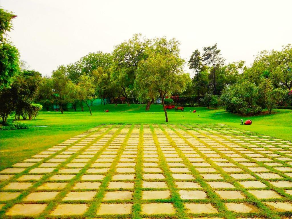Trident Agra Agra (Uttar Pradesh) Exterior foto The park at the center of the campus