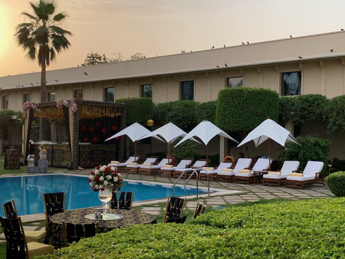 Trident Agra Agra (Uttar Pradesh) Exterior foto The pool at the hotel