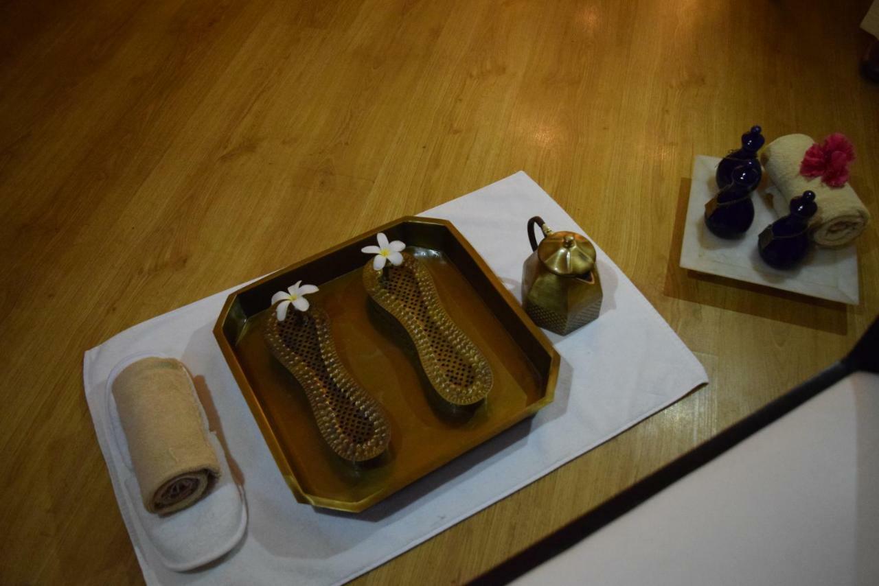 Trident Agra Agra (Uttar Pradesh) Exterior foto A set of traditional Thai massage tools