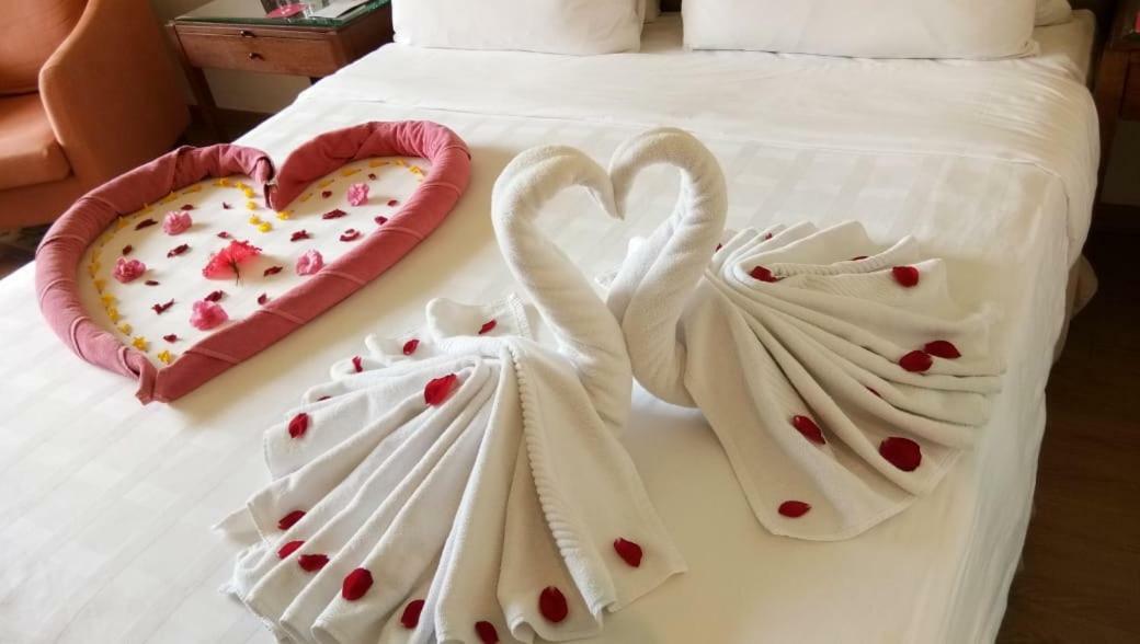 Trident Agra Agra (Uttar Pradesh) Exterior foto Towel swans