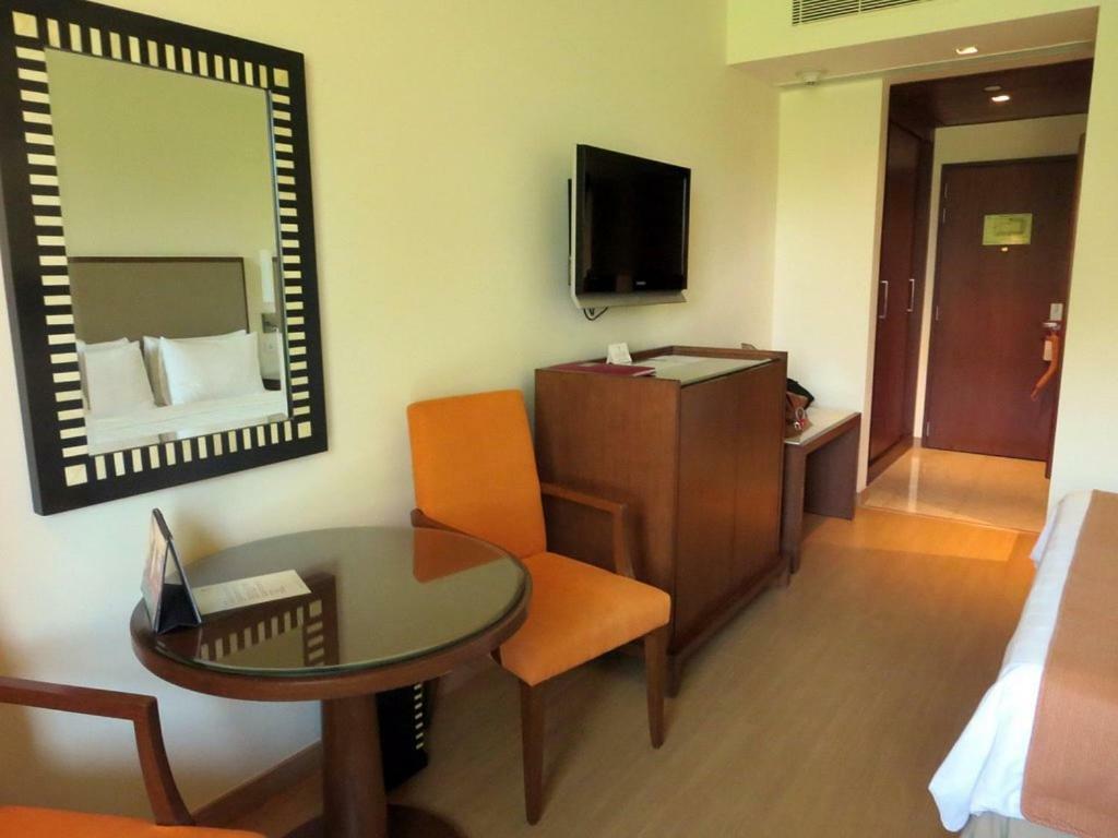 Trident Agra Agra (Uttar Pradesh) Exterior foto A room at the hotel