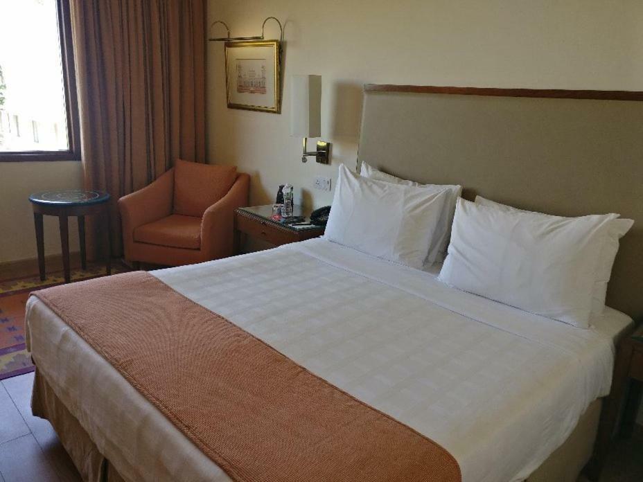 Trident Agra Agra (Uttar Pradesh) Exterior foto A bedroom at the hotel
