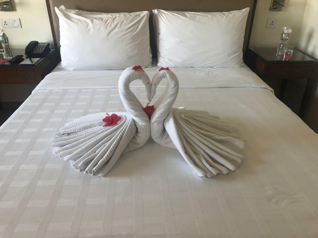 Trident Agra Agra (Uttar Pradesh) Exterior foto Towel swans on a bed